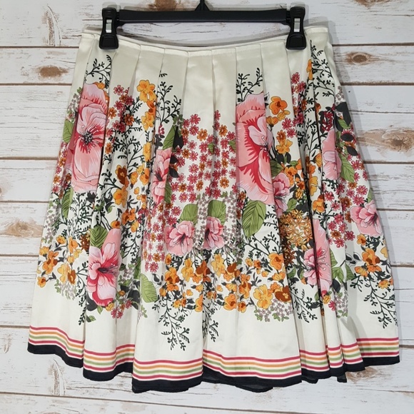 Dresses & Skirts - Silky High-waisted Pleated Floral skirt Size 6